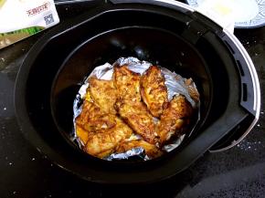 炸篮放入炸锅内设置180度10分钟。