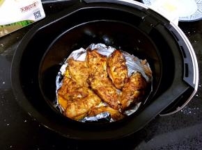 炸篮放入炸锅内设置180度10分钟。