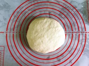 取出面团轻按排气揉圆。