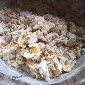 慢慢加入南瓜泥，搅拌成絮状；