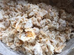 慢慢加入南瓜泥，搅拌成絮状；