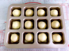 所有的面包生胚都放入模具内，把模具放入烤箱上层，烤箱下层放碗热水，二发50分钟。