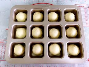 所有的面包生胚都放入模具内，把模具放入烤箱上层，烤箱下层放碗热水，二发50分钟。