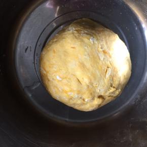 揉成光滑的面团；