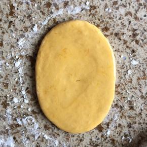 面团，排气，取一个小剂子，擀成椭圆型；