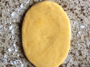 面团，排气，取一个小剂子，擀成椭圆型；