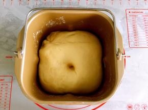 面包桶上盖湿毛巾室温发酵50分钟至两倍大，手指按洞不回缩即可。