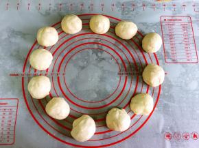 分割成均匀的12个小面团。每个大约42克。松弛10分钟。