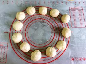 分割成均匀的12个小面团。每个大约42克。松弛10分钟。
