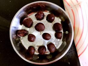 豆沙馅同样分割等量的12个小球。