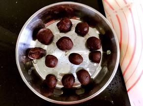 豆沙馅同样分割等量的12个小球。