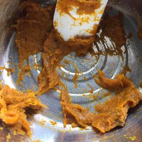 南瓜，蒸熟，捣成泥；