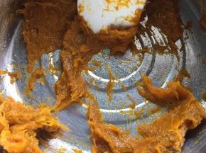 南瓜，蒸熟，捣成泥；