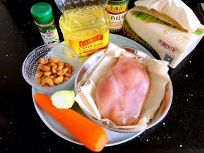 所需食材备用。胡萝卜和莴笋去皮。鸡胸去掉筋膜冲洗干净。