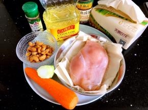 所需食材备用。胡萝卜和莴笋去皮。鸡胸去掉筋膜冲洗干净。