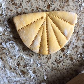 上面刷一层油，对折，用梳子，按出花形；