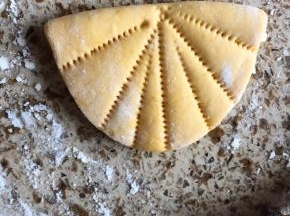 上面刷一层油，对折，用梳子，按出花形；