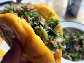 夹上香菜肉，就炒鸡好吃哦；