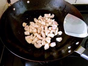 放入葱姜蒜爆香，倒入鸡丁翻炒。