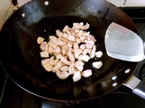 放入葱姜蒜爆香，倒入鸡丁翻炒。