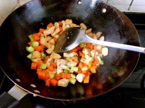 翻炒均匀，放入生抽和盐调味。
