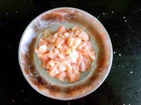 抓均后的鸡丁放入冰箱冷藏十分钟。