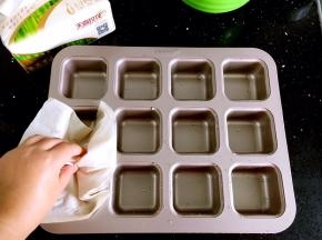 模具清洗后用天喜玫花纸巾擦拭干净，不能有水份。