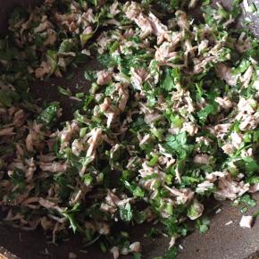 加入香菜，捣碎；调入自己喜欢的调味品；