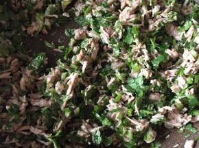 加入香菜，捣碎；调入自己喜欢的调味品；