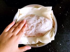 鸡胸用天喜玫花纸巾吸干水份。