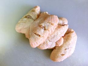 鸡翅冲洗干净后两面分别划上几刀。