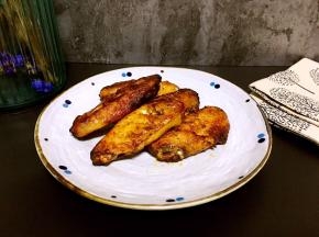 不放一滴油的烤鸡翅更健康。外皮酥脆、香辣过瘾。