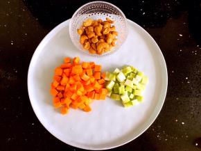 胡萝卜和莴笋切小丁。