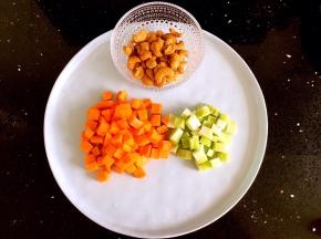 胡萝卜和莴笋切小丁。