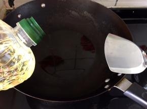 锅里放入加拿大芥花油烧热。