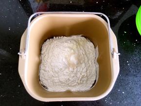 最后放高粉和奶粉，在高粉上挖个坑埋入酵母。