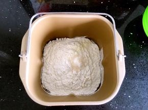 最后放高粉和奶粉，在高粉上挖个坑埋入酵母。