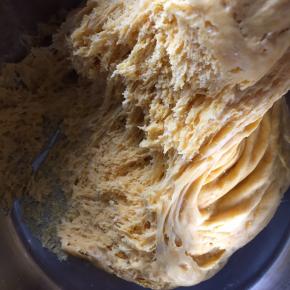 放在温暖、湿润的地方，发酵；拉开有这样的蜂窝状；