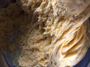 放在温暖、湿润的地方，发酵；拉开有这样的蜂窝状；