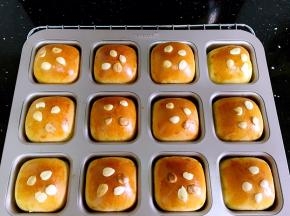 面包出炉即刻倒出模具，避免被哈气弄湿。