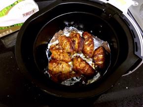 拉出炸篮把鸡翅翻面继续180度10分钟。