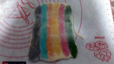 用擀面杖从中间向上向下擀开。尽量保证各种颜色的长宽，厚薄一致（长度保持在20cm以内）。旁边的白边要切掉，这样最好包制时就不会出现白头。