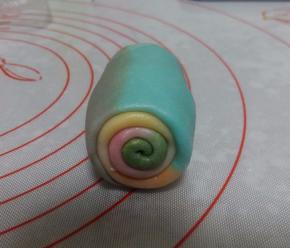 卷好的面团形状，这样卷出的层次才均匀；盖上保鲜膜，松驰10分钟。