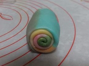 卷好的面团形状，这样卷出的层次才均匀；盖上保鲜膜，松驰10分钟。