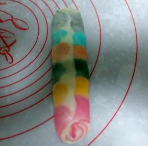 松驰好的面团，收口朝上，用掌心压扁。