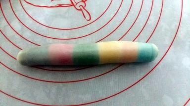 由上至下卷起，收口朝下，盖上保鲜膜，松驰10~15分钟；。