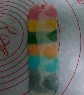 用擀面杖横向擀开，每个颜色的长宽、厚薄要一致，长度不要超过20cm;