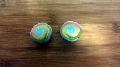 取松驰好的面团，用锋利的刀（能保证切面平整，层次分明），从中间一分为二，切面朝上。