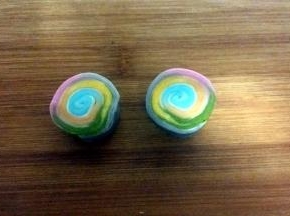 取松驰好的面团，用锋利的刀（能保证切面平整，层次分明），从中间一分为二，切面朝上。