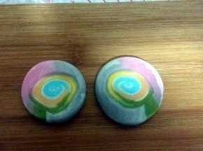 用手掌把面团按扁。
